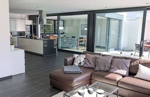 Ruetli House | Beautiful private villa for 10 guests with WIFI, TV, patio and pets allowed