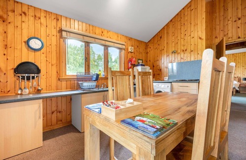 Glen Urquhart House | Cozy Private Villa for Two with Scenic Lake View & WiFi