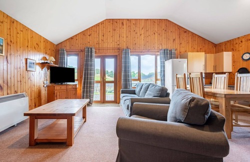 Glen Urquhart House | Cozy Private Villa for Two with Scenic Lake View & WiFi