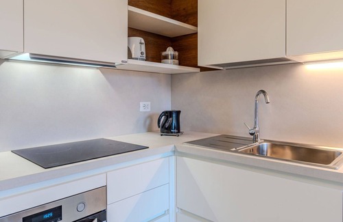 Bellano House | Inviting Private Villa with Pool and Lake View for 5 Guests