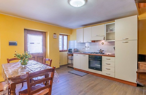 Vercana House | Beautiful private villa for 4 people with TV, patio, pets allowed and parking
