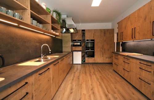 Fuegenberg House | Inviting Villa for 25 Guests with WIFI and Pet Friendly