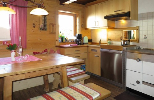 Hippach House | Inviting Private Villa for 13 Guests with WIFI & Pets Welcome