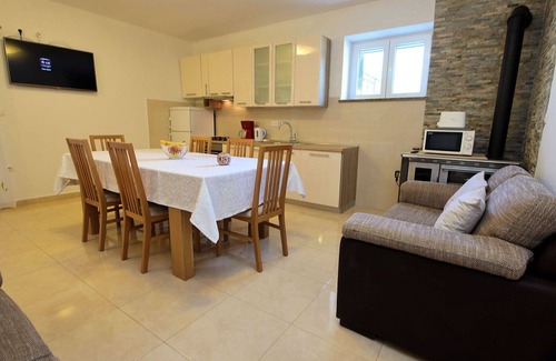 Caporice House | Inviting Private Villa with Pool & Wi-Fi for 7 Guests