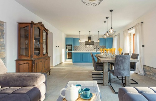 Radini House | Exclusive Villa with Private Pool, Pets Welcome & WIFI