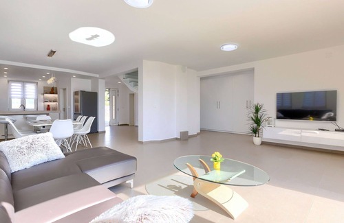 Vilanija House | Inviting Private Villa for 8 with Pool and Ocean View
