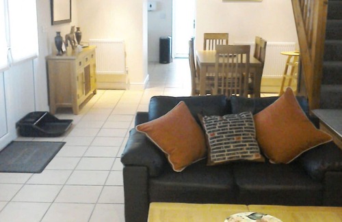 Margam Villa | Beautiful private villa for 6 guests with WIFI, TV, patio, pets allowed and parking