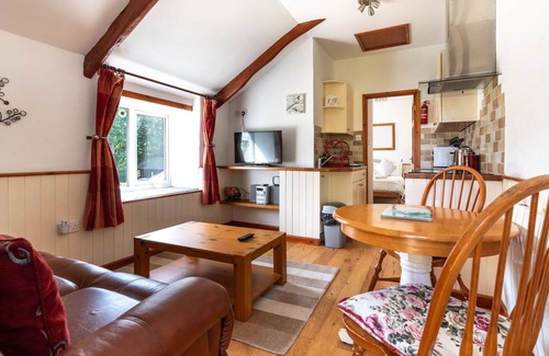 Fivelanes House | Beautiful private villa for 2 people with WIFI, hot tub, TV, patio and pets allowed