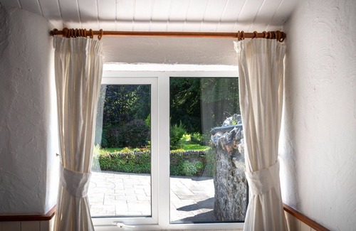 Fivelanes House | Beautiful private villa for 2 people with WIFI, hot tub, TV, patio and pets allowed