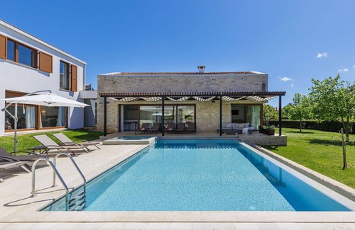 Sveti Petar u Sumi Villa | Enchanting Private Villa with Pool, Hot Tub & Pet-Friendly