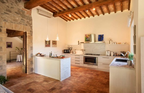 Porano Villa | Ideal Villa for 10: Pool, A/C, and Lake Views Await