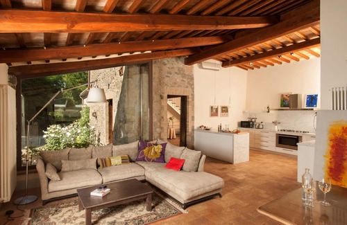 Porano Villa | Ideal Villa for 10: Pool, A/C, and Lake Views Await