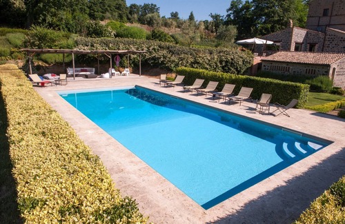 Porano Villa | Ideal Villa for 10: Pool, A/C, and Lake Views Await