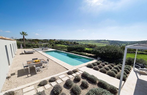 Ragusa Villa | Private Villa with Pool, A/C, Ocean Views & Wifi Access