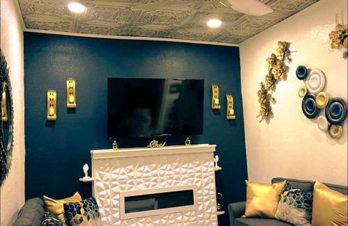 Olde Huntersville Apartment | Elegant Queen Suite Near Downtown Norfolk - 4-Star Experience