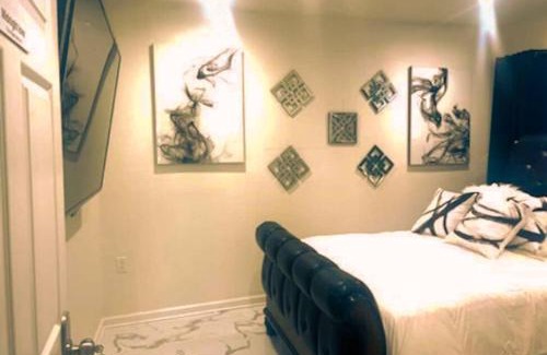 Olde Huntersville Apartment | Elegant Queen Suite Near Downtown Norfolk - 4-Star Experience