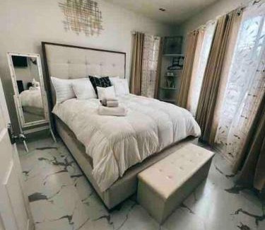 Olde Huntersville Apartment | Elegant Queen Suite Near Downtown Norfolk - 4-Star Experience