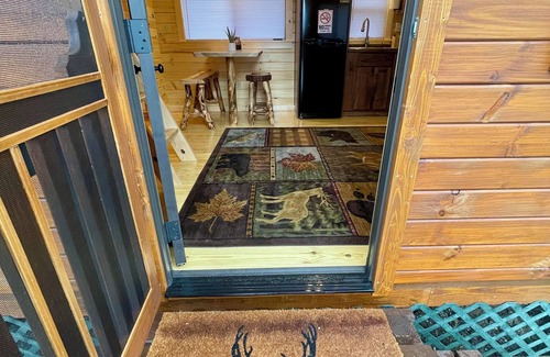Jones Creek Cabin | Beautiful Rancher Loft Cabin