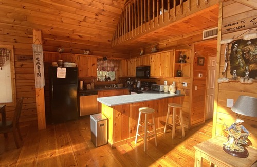 Murphy Cabin | Cozy Log Cabin Retreat with Hot Tub and Pool Table