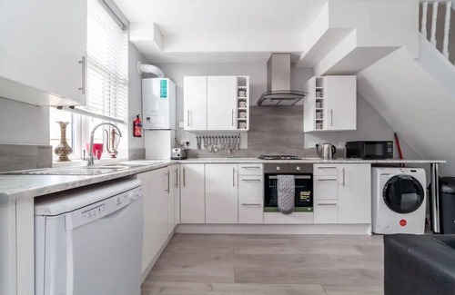 South Norwood House | Refurbished 4 Bedrooms with Pool and Family-Friendly Amenities
