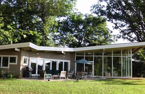 Charlottesville House | Relaxing Ocean View Retreat for Families and Friends