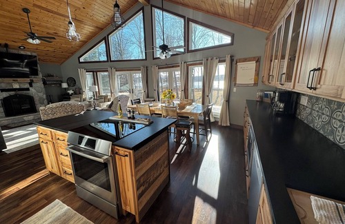 Luck House | Tranquil Retreat on Bone Lake with Ocean & Spa Views