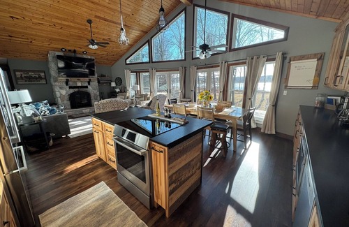 Luck House | Tranquil Retreat on Bone Lake with Ocean & Spa Views