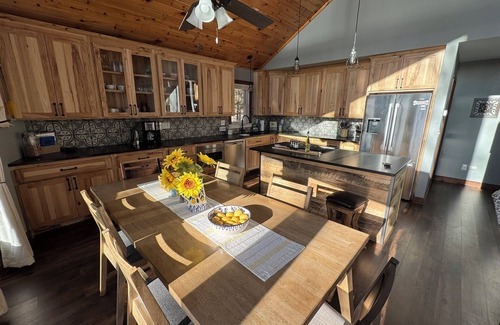 Luck House | Tranquil Retreat on Bone Lake with Ocean & Spa Views