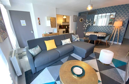 Tregastel Apartment | Sleek Oceanfront Apartment Trégastel with Spa & Breakfast