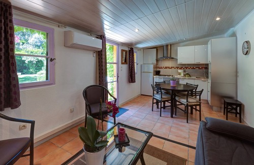 Cadenet House | Cozy Rental for 5/6 Guests at Domaine du Grand Lauron