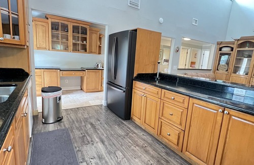 Longwood Ski Chalet | Inviting Chalet Retreat with Lake Views & Spa Near Orlando