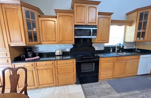 Longwood Ski Chalet | Inviting Chalet Retreat with Lake Views & Spa Near Orlando