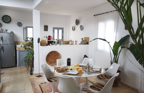 Ahl Agadir House | Tranquil Riad for 6-8, Steps from the Sea with Pool & Spa