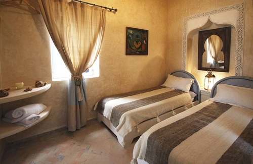 Ahl Agadir House | Tranquil Riad for 6-8, Steps from the Sea with Pool & Spa