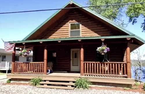 Prairie Du Chien Cabin | Riverside Log Cabin Escape with Pool in Prairie du Chien