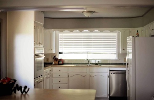 Gautier House | Riverside Retreat: Family-Friendly Stay with Breakfast Included