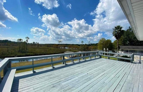 Gautier House | Riverside Retreat: Family-Friendly Stay with Breakfast Included