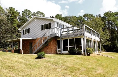 Gautier House | Riverside Retreat: Family-Friendly Stay with Breakfast Included