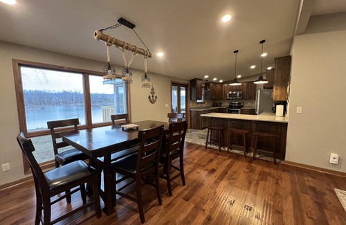 La Crosse House | Scenic Riverfront Retreat with Eagle Viewing & Family Amenities