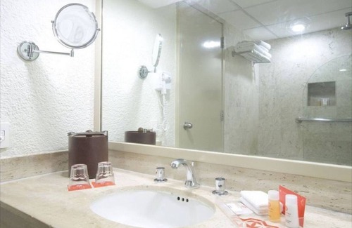 Punta Cancun Hotel | Scenic Sea View Room with Pool and Spa Amenities