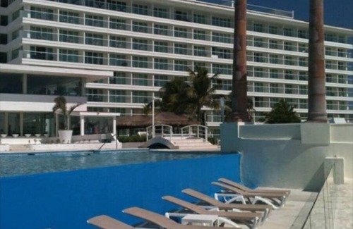 Punta Cancun Hotel | Scenic Sea View Room with Pool and Spa Amenities