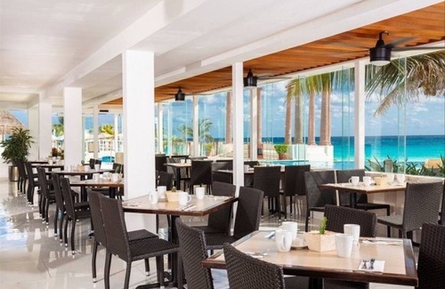 Punta Cancun Hotel | Scenic Sea View Room with Pool and Spa Amenities