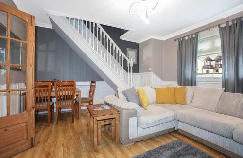 Gilmerton House | Cozy Rooms at Edinburgh Cottage Guest House with Free Parking