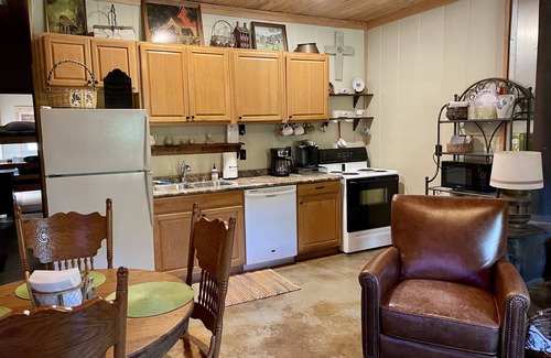 Coker House | Idyllic Rural Retreat with Kitchen & Breakfast Near Tuscaloosa