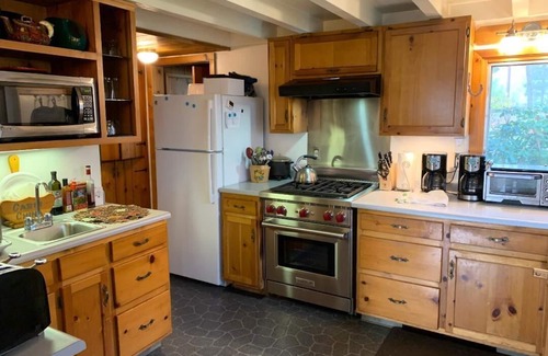 Grants Pass House | Idyllic Rustic Cabin by the Rogue River - Guest Rated 9.8