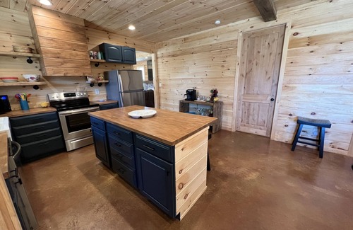 Higden Cabin | Rustic Cabin Retreat on Greer's Ferry Lake with Hot Tub