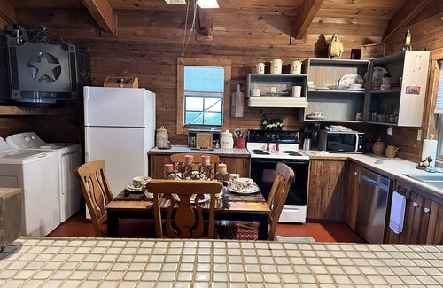 Granbury Cabin | Idyllic Rustic Cabin Near Granbury Square with Pet Friendly