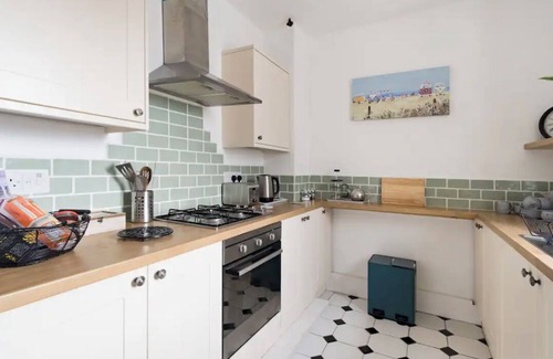 Plymouth Cottage | Idyllic Sea Front Cottage in Ocean City with Pet-Friendly Perks