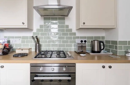 Plymouth Cottage | Idyllic Sea Front Cottage in Ocean City with Pet-Friendly Perks