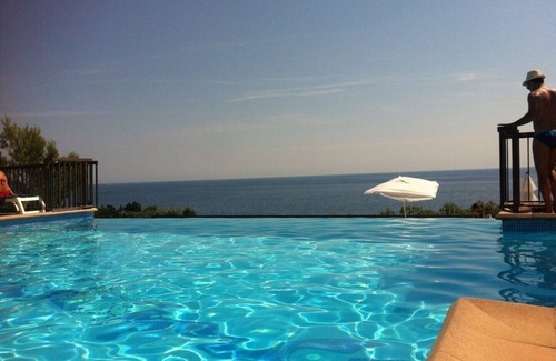 Le Lavandou Villa | Oceanfront Apartment in Pramousquier with Heated Pool